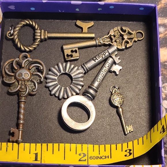 6 mixed keys different sizes - Picture 2 of 2